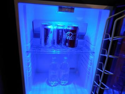 冷蔵庫の中の飲み物は１回限り無料。冷蔵庫は冷えない。