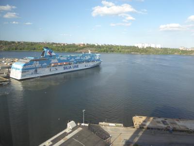 部屋から大型フェリーが見えました