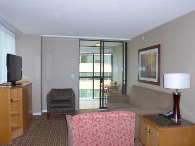 リビングルーム、奥にはサンルーム