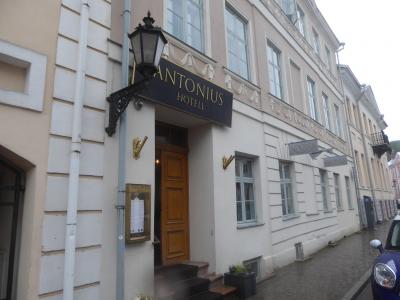 大学本部の直前にあるホテルです