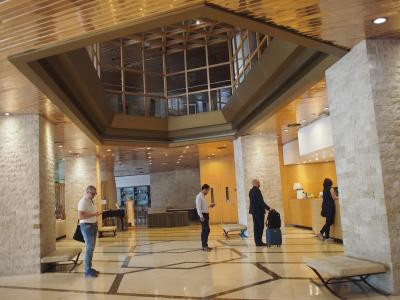 ロビー（奥がレストラン）