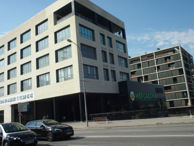 トラム乗り場の前にあるスーパー