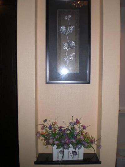 客室内には、きれいな花が飾られ、壁には額が掲げられています。