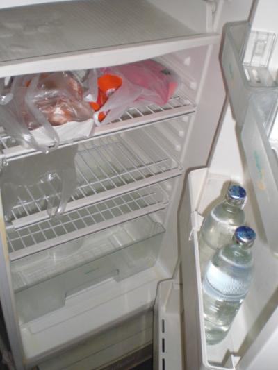 冷蔵庫も大型で、外出先で購入した食材を保管し、料理ができます