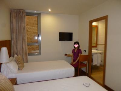 そこそこ広いツインルーム、ただし内側向きでした