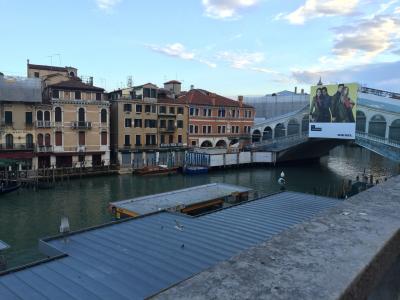 テラスに出ると運河とリアルト橋が一望できます。