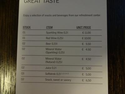 客室のミネラルは高い。列車1等車移動なら、駅のラウンジは無料