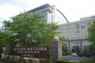 ハーバーから少し坂道を登ると見えてきます