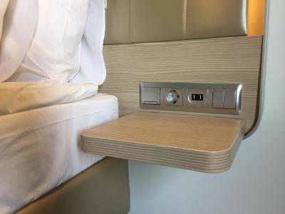 ベッドサイド電源とUSBポートがあります