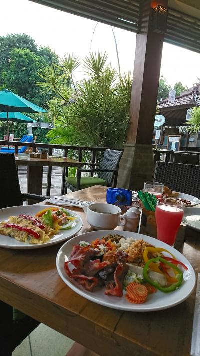 ビュッフェ形式の朝ごはんです。パンの種類も沢山あります。