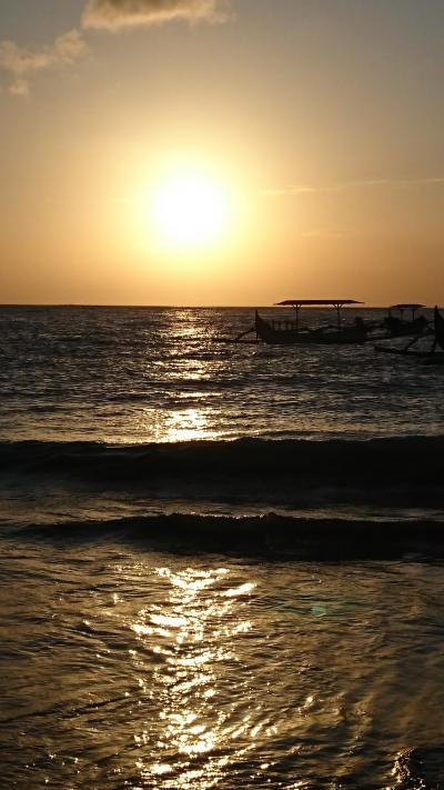 ホテルから歩いて５分程の海岸から見る夕陽です。