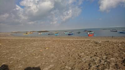 朝の海辺の光景です。朝早いと物売りのおばさんも居ません。