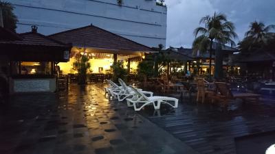 夕暮れのプールサイドからの眺めです。