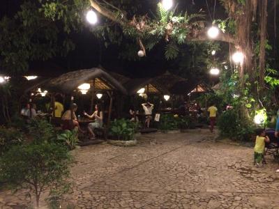 南国の雰囲気あふれるレストラン