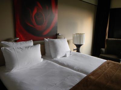 スタンダードツイン。スーツケースを広げるスペースも十分。