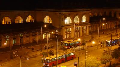 ホテルの窓から見えるブタペスト東駅の夜景