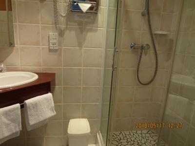 洗面台とシャワーブース