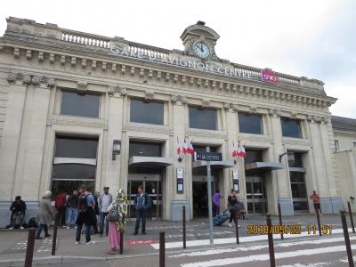 アヴィニヨン駅の向かって左隣にあります