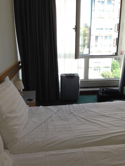 部屋からの中庭風景