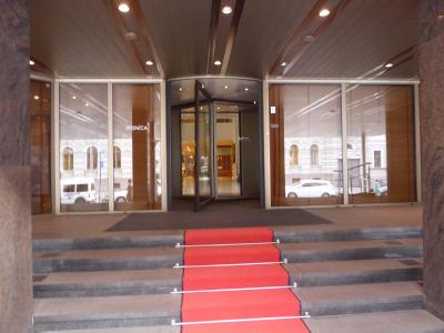 ホテル入り口には赤じゅうたんがありました
