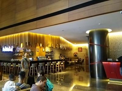 オープンな雰囲気のバー