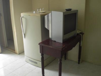 サワディーサイアムの客室内の冷蔵庫とテレビです。年代物です。