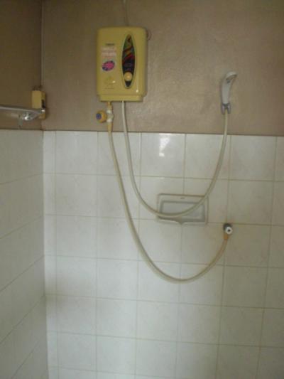 サワディーサイアムの客室のシャワーです。湯温は、まあまあです