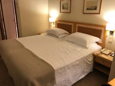 ダブルベッドをツインにベッドメイキング