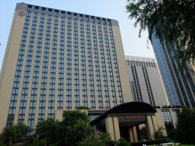 龍奥北路から見上げたシェラトン・ジーナン・ホテル外観。 