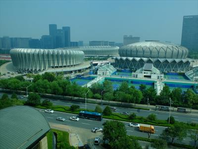 部屋から見えた済南オリンピック体育センターの一部。