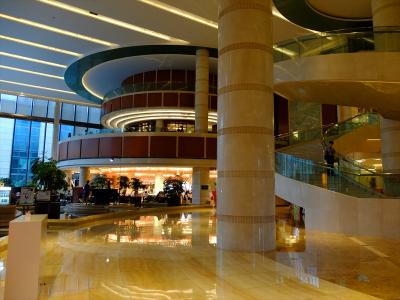 ロビー階。奥に見えるのは朝食会場。