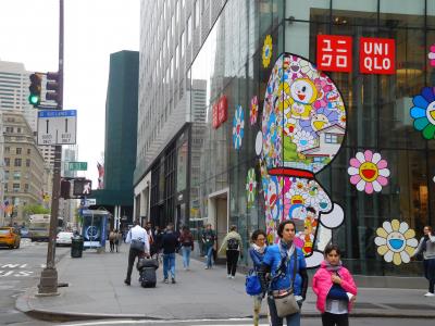 日本とは少し異なるイメージの売り場装飾でした。