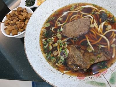 牛肉麺と魯肉飯