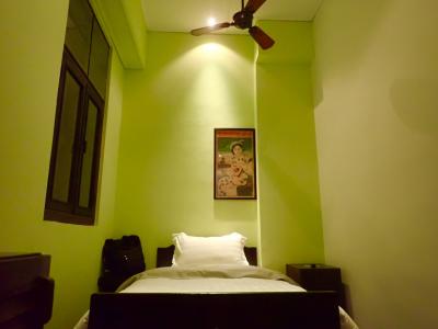 シングルのサービスルーム。結構狭いけど1人なので十分でした。