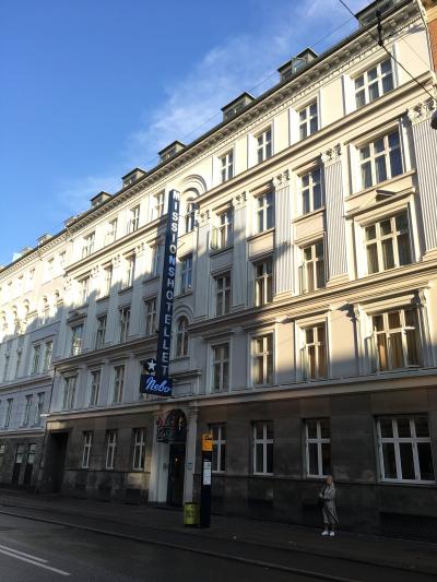 ホテルの部屋から駅が見える