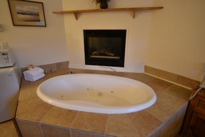 ベッド横のジャグジーバス