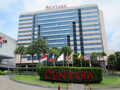 ガラス張りの近代的な外観です