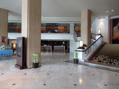 中央の大階段に昔の名残がありました