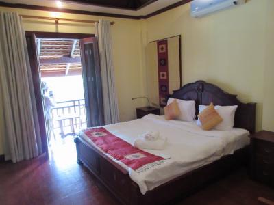 大きなベッドを置いても部屋は広々してます