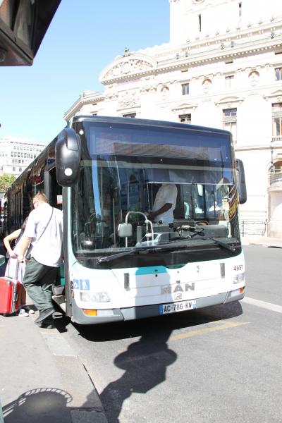 ロワシーバスに、一部 普通の路線バス車両も使われています。