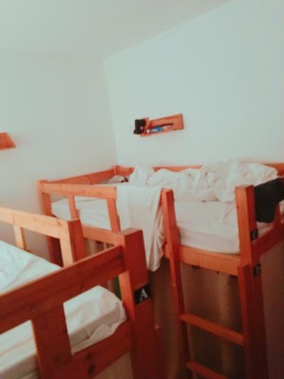 室内はダブルベッドが二つと狭いですが快適でした