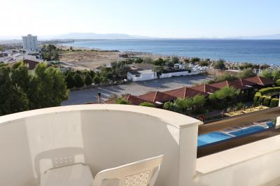 部屋のベランダからエーゲ海が観えます。