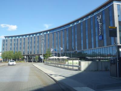 駅前広場にある大きなホテルです