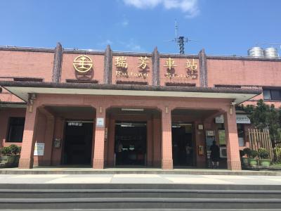 駅の外に小さいスーパーがあります