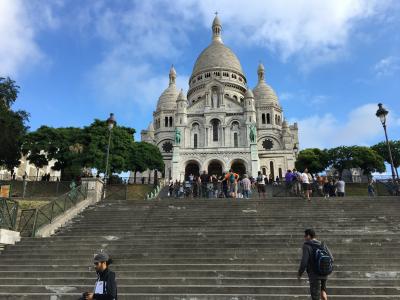 モンマルトルの丘に建つ、丸みを帯びた教会