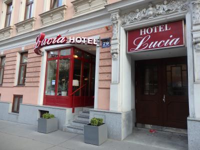 Hutteldorfer Str.に面したホテルの正面入り口