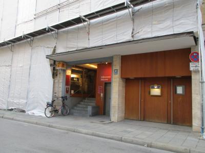 看板が小さく外壁が工事中でわかりにくかった。