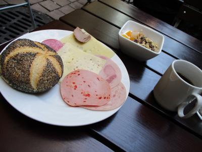 中庭のテーブルで爽やかに朝食を