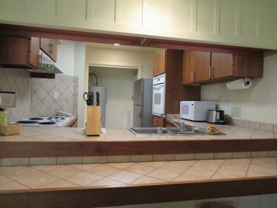 広いカウンターキッチンは、すべて新しい設備になっていました。