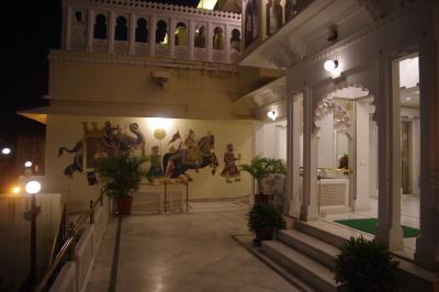 ホテルの入り口にマハラジャの壁画が。